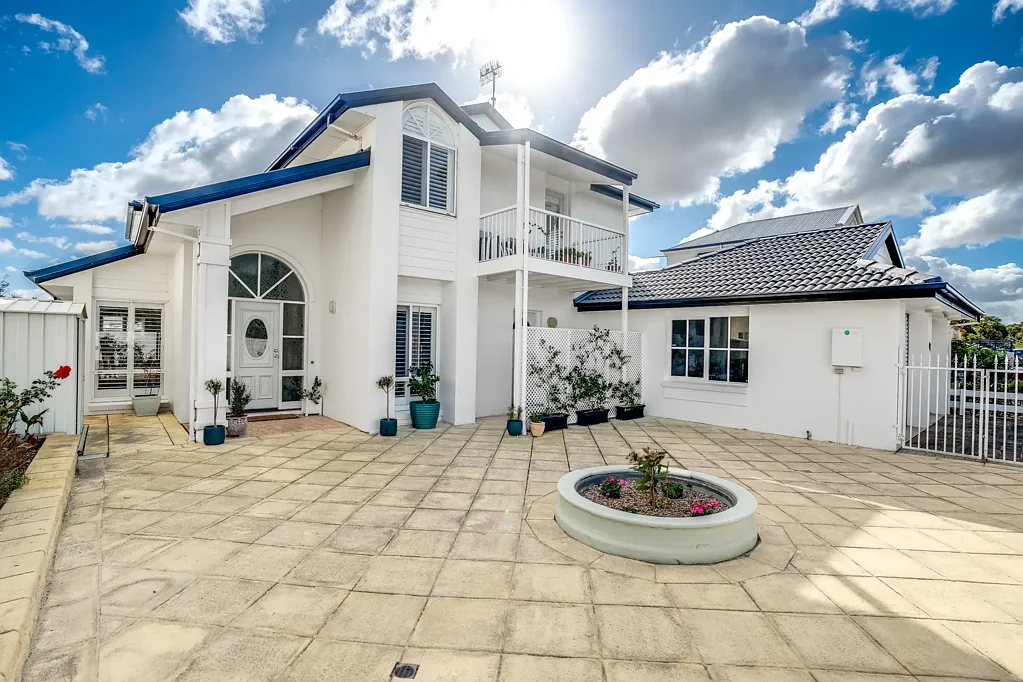 Hindmarsh Island 4ห้องนอน Crowned by the Coorong, stunned by the setting: retreat to a waterfront entertainer's haven.