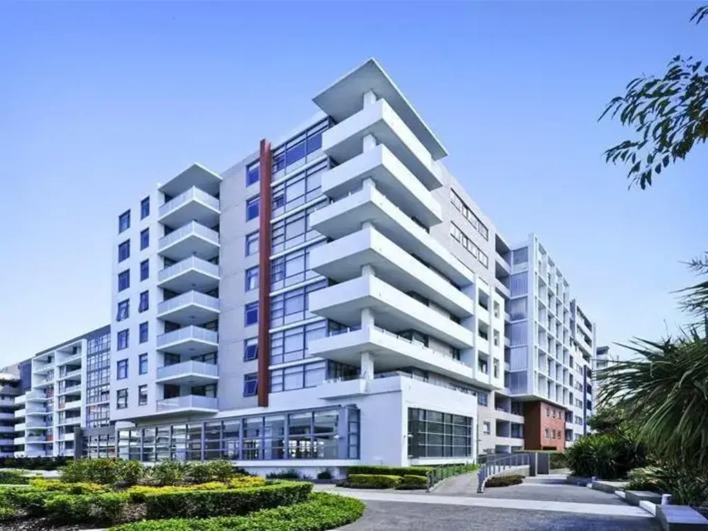 Modern 1 Bedroom + Huge Study Room Ground Level Apartment with courtyard