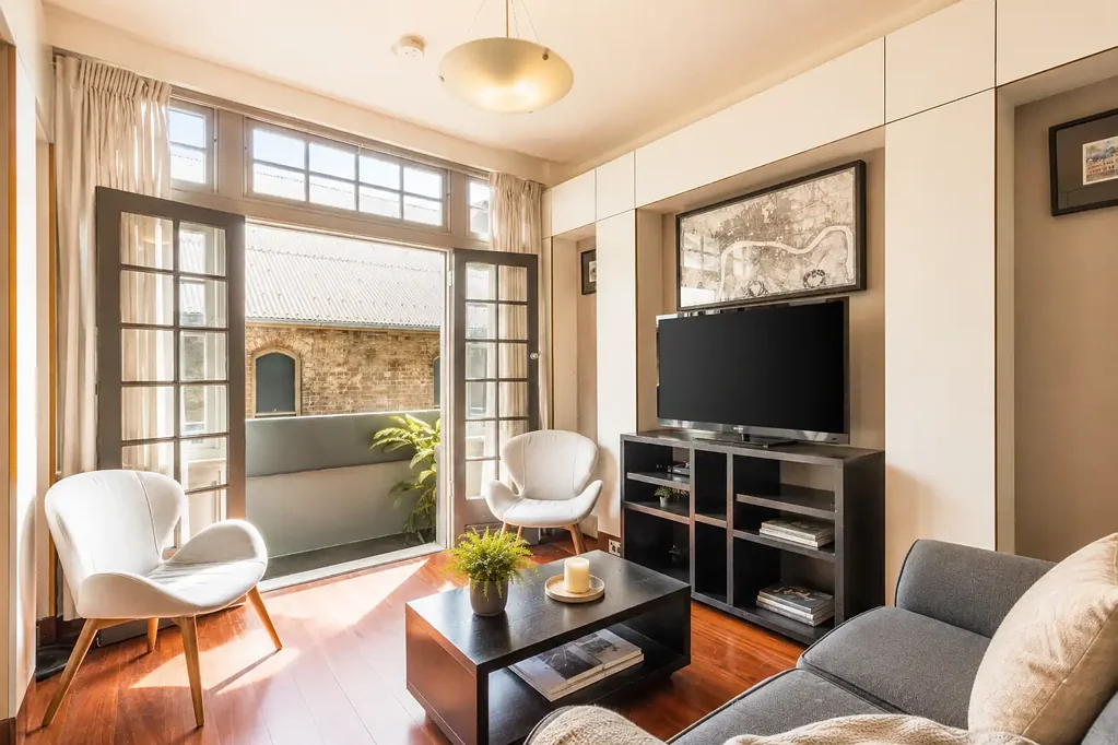 Darlinghurst 1房 标志性建筑设计 法式门私人阳台 历史景观视野 Jarrah地板智能储物 钻石大理石套间 Serene Pad of Bespoke Style Placed for Ultimate City Convenience