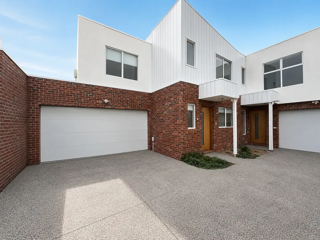 Comfortable Modern Living in Pristine Condition!