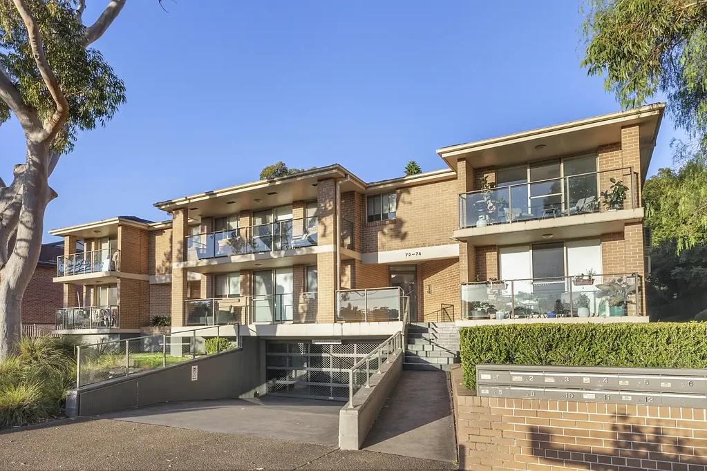 Gymea 2房 宽敞流动平面图 现代豪华厨卫 超大卧室带景阳台 步行便利生活 近Gymea村站校 Impressively Sized and Conveniently Located Modern Apartment