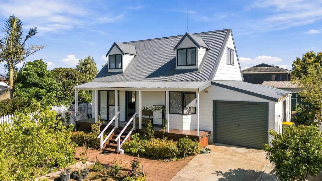 Wattle Downs 3房  Coastal Living with Plenty of Potential