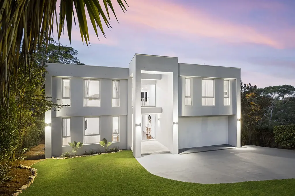 North Balgowlah 6房 北岸私藏 6卧3卫 精心翻新 三层设计 Miele电器 阳光露台 林地景观 双车库 Private north facing family home with bushland views and flexible living