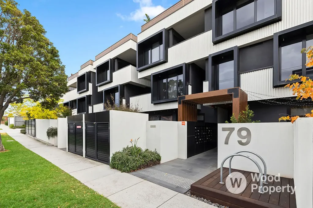Bentleigh 2房 低维护生活 优越地理位置 步行至商店&火车站 便捷通达市中心 小学中学环绕 公园绿地相伴 全配卧室 私人套间浴室 高端Ilve厨房 木地板厚地毯 全屋卷帘 安全地下室停车 开放式起居区 西北向私人阳台 优质装修宽敞储物 Modern Bentleigh Lifestyle