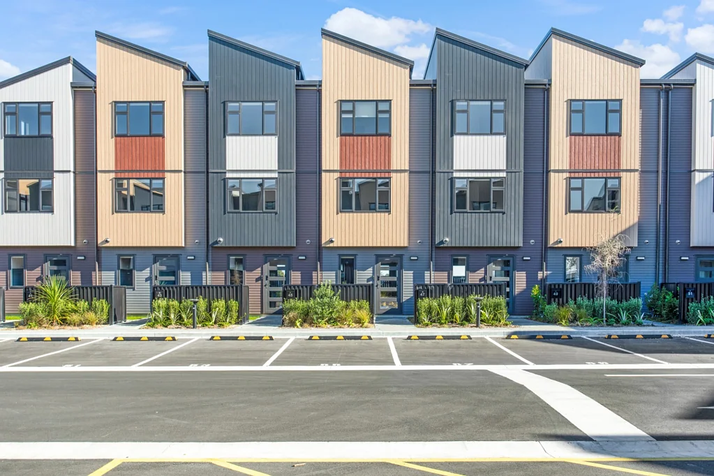 4 Bedroom, 2 Bathroom Modern Townhouse – Short-Term Stay (3 Months)