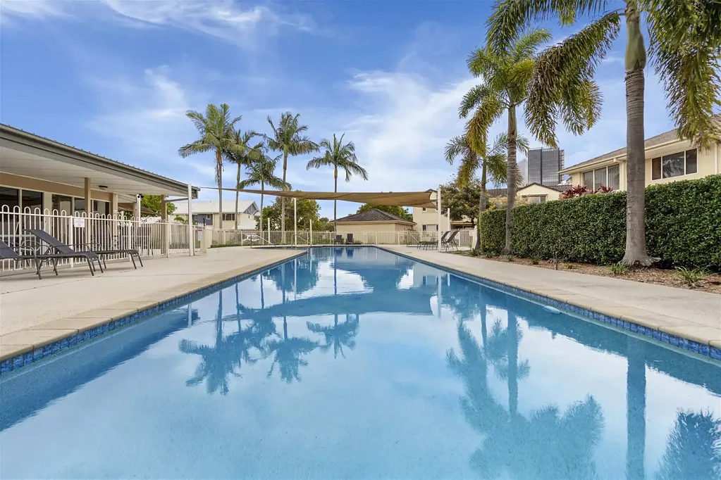 Spacious 3-Bed Townhouse - Close To Robina Town Centre and Schools