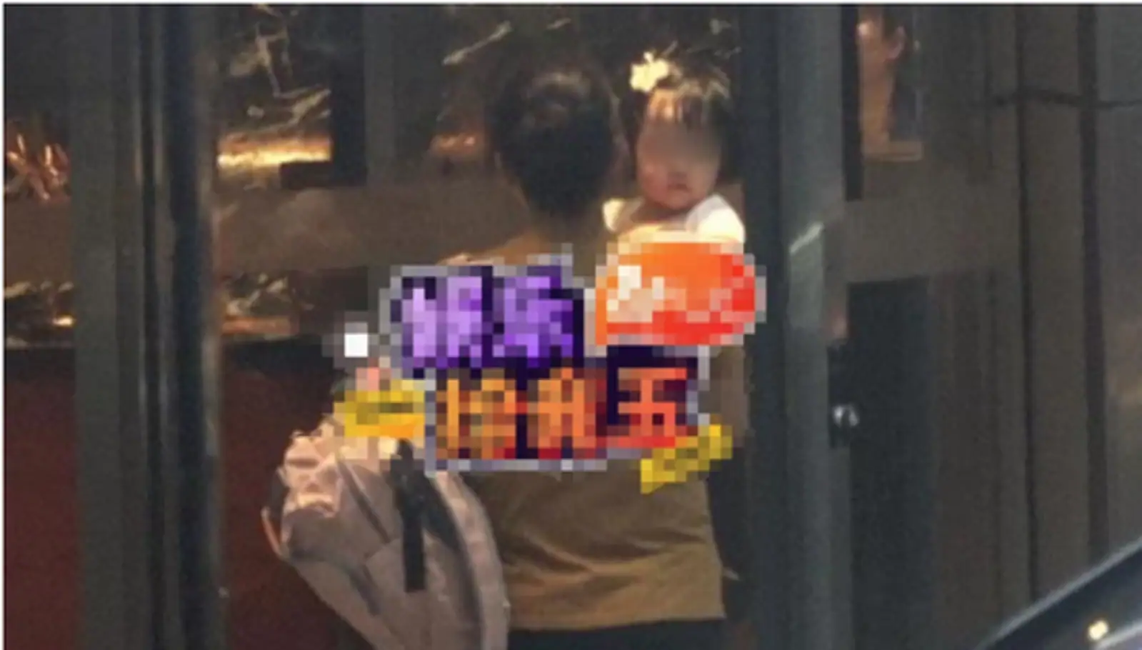 张杰谢娜双胞胎女儿正面首曝光！和爸爸一模一样