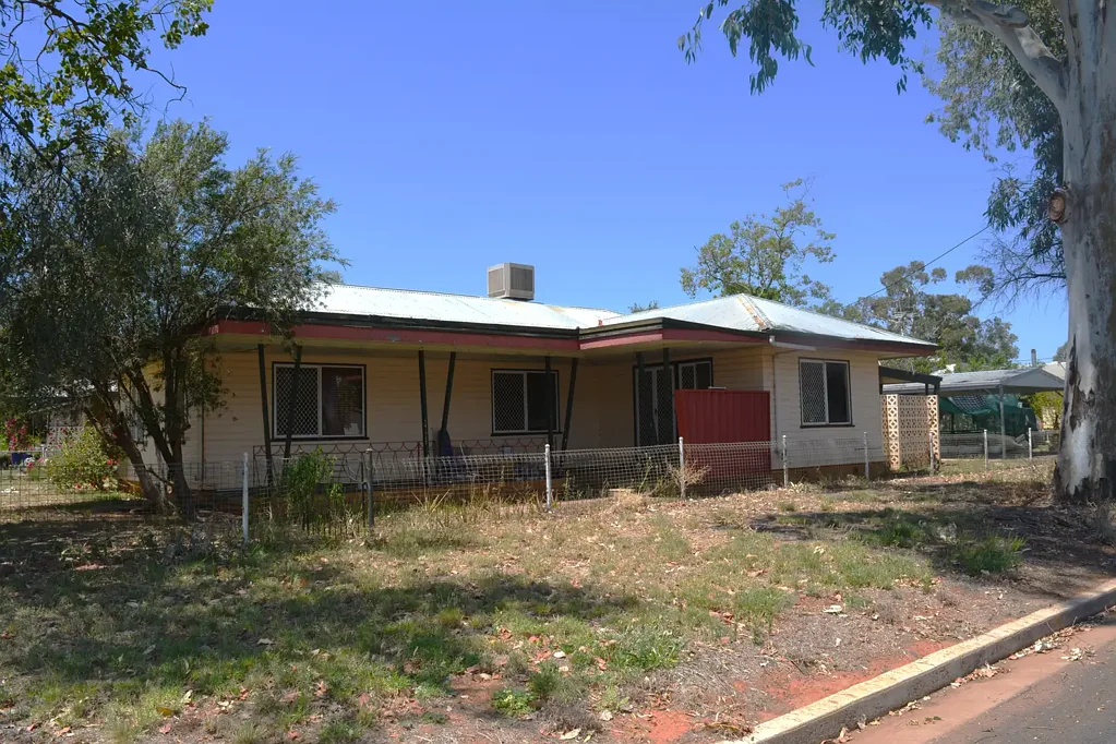 Charleville 3房  Solid Three-Bedroom Home on a Corner Block