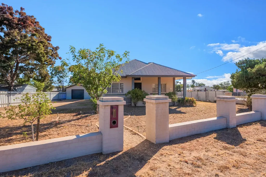 Condobolin 4房  Ray White Condobolin - (02) 6895 3364