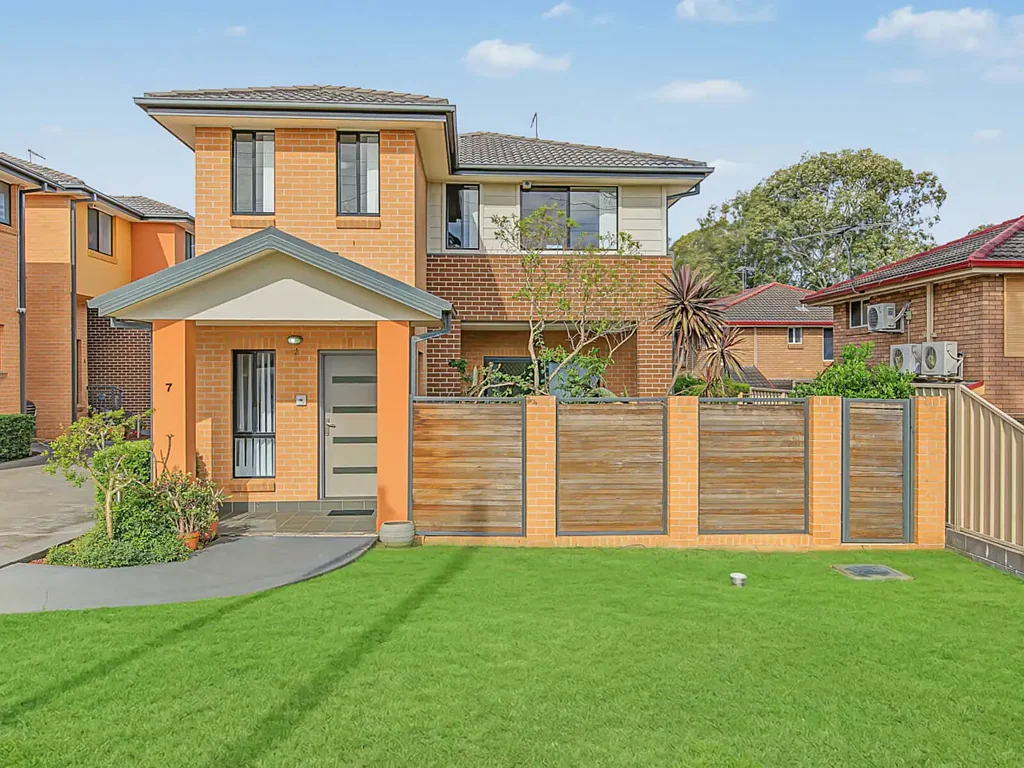 Kings Park 4कमरा Freestanding Family Townhouse in Prime Convenient Location