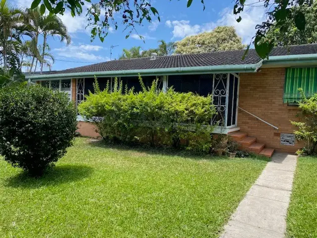 15 Edward Street, Labrador, QLD 4215