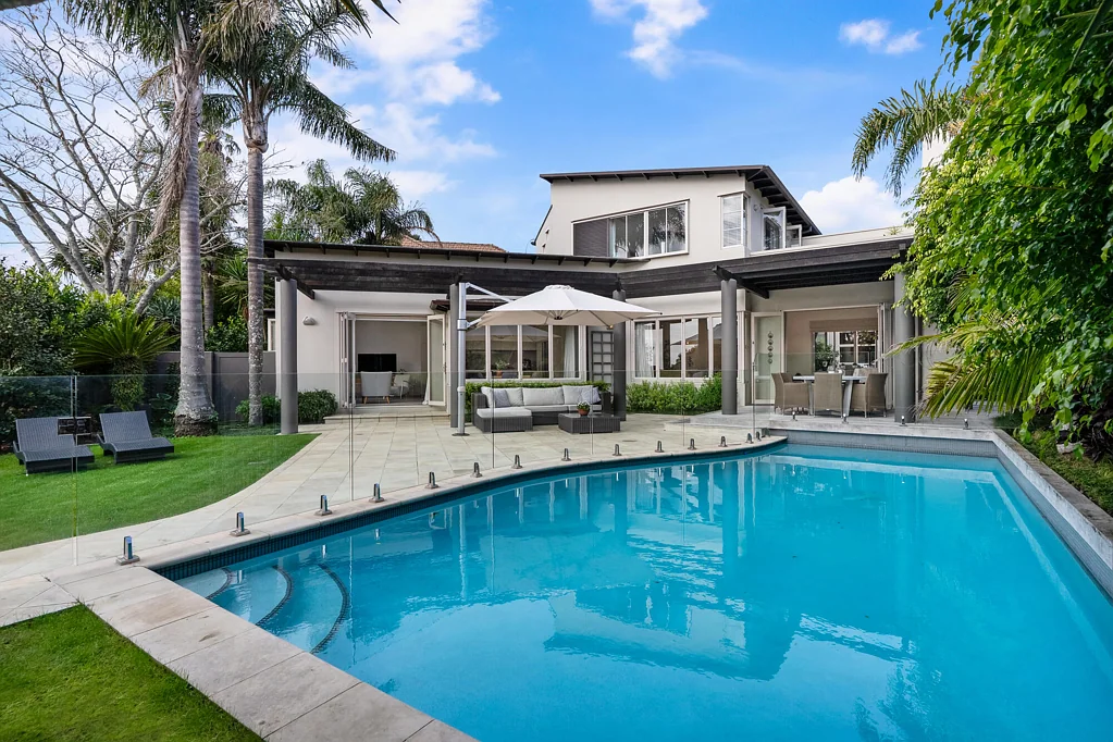 Takapuna 4房  Built to last. Designed to impress