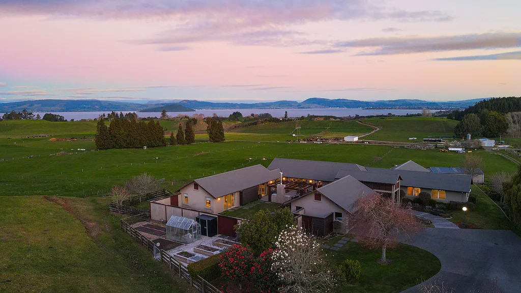 Hamurana 4ਬੈੱਡਰੂਮ Exceptional Retreat with Picturesque Lake Views