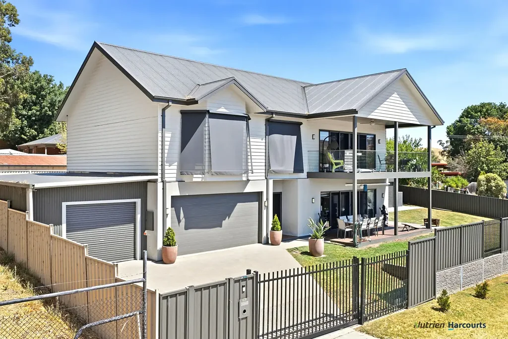 Alexandra 3ห้องนอน Elevated Modern Home with Stunning Views & Entertainer's Appeal!