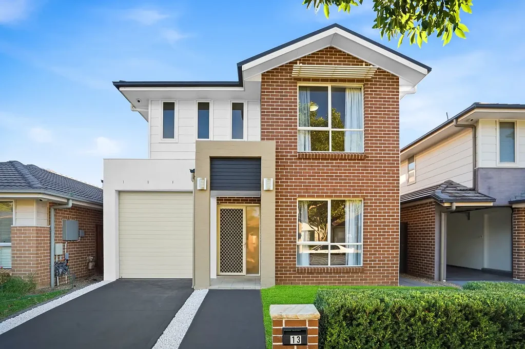 Cranebrook 4房 Waterside Estate奢居 两层高天主卧套步入衣帽间 全屋空调石材厨 户外聚会草坪 湖景泳池网球场 Move-In Ready Family Home with Two Master Suites