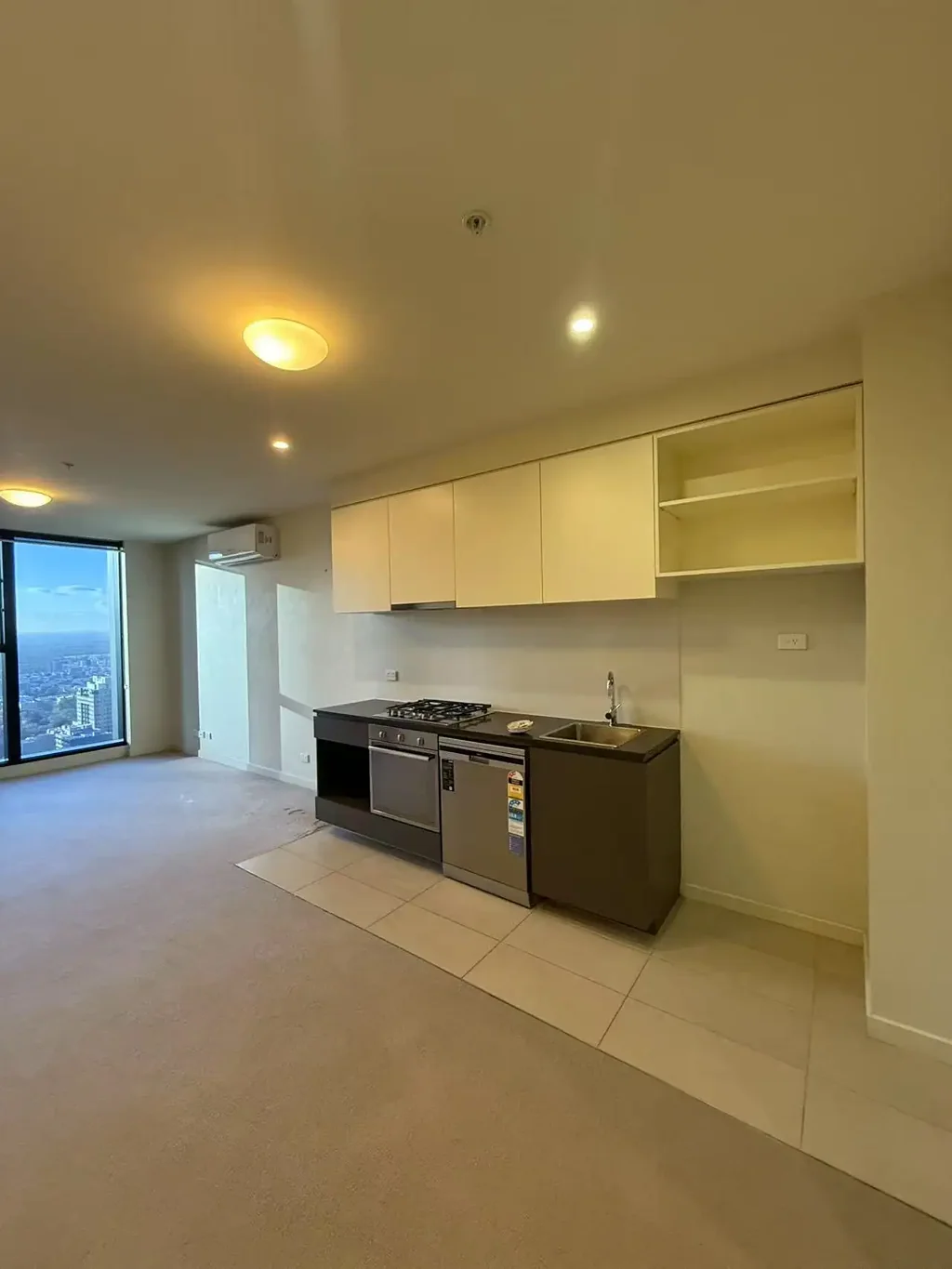Unfurnished 1Bedroom 2Bathroom apartment in Collins Tower