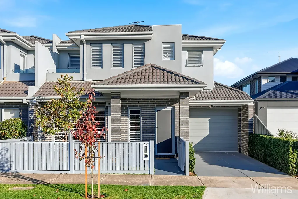 Altona North 3房 宽敞开放式布局 自然光充沛 精心设计 主卧套房带阳台 充足衣柜空间 独立洗衣房 全屋冷暖系统 塔斯马尼亚橡木地板 低维护后院 安全车库 步行便利设施 A Cut Above the Rest: Larger-Than-Life