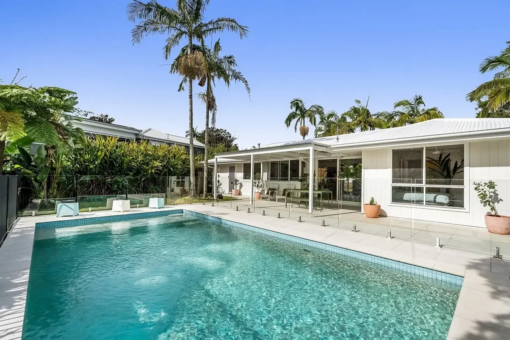 Bangalow 3房  Contemporary Family Living with Mineral Pool & Tropical Entertaining Oasis