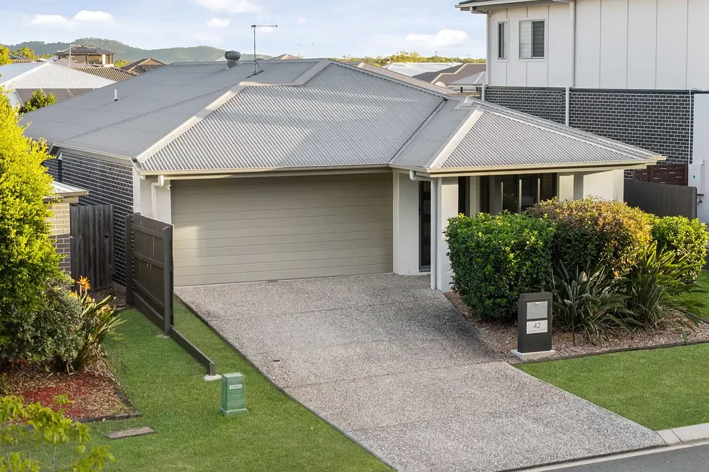 Thornlands 4房 Thornlands宁静社区 四卧两卫 主卧带套间 双车库 近海湾与学校 Stylish Lowset Home in a Sought-After Thornlands Pocket