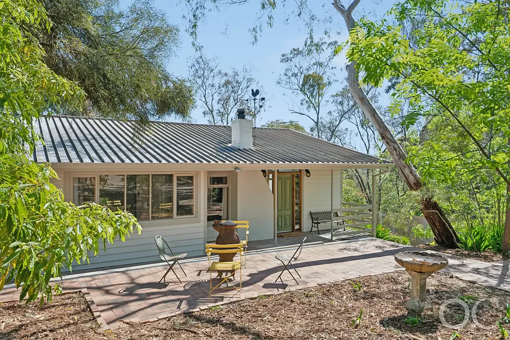 Hawthorndene 3ਬੈੱਡਰੂਮ Open the Door to a Storybook Cottage Rewritten for a Modern Family