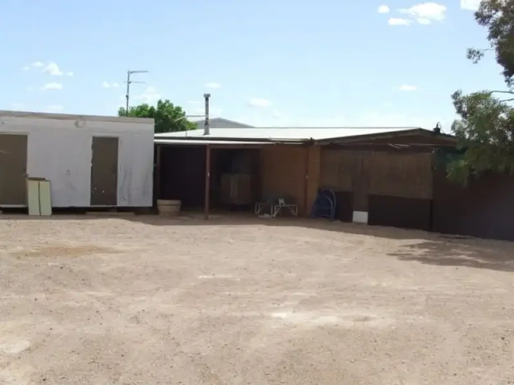 Coober Pedy 3部屋 QUIET LOCATION - THREE BEDROOM PROPERTY – LARGE SHEDDING – 1200 SQM ALLOTMENT