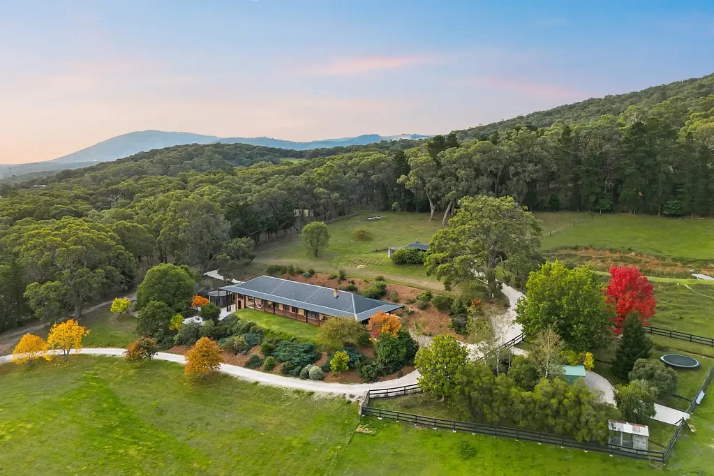 New Gisborne 4ਬੈੱਡਰੂਮ Elevated Country Luxury on Over 10 Acres (Approx.)