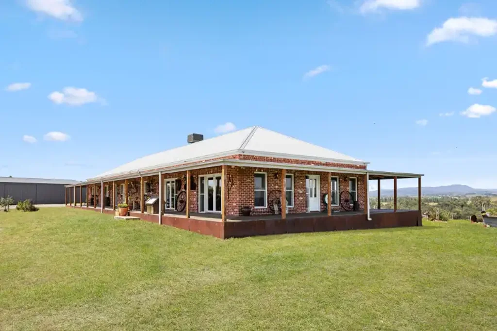 Yarra Glen 4房 Yarra河滨102英亩 4英亩葡萄园 31兆升灌溉 许可证 高品质基础设施 360度全景视野 Exclusive Yarra Valley Landholding