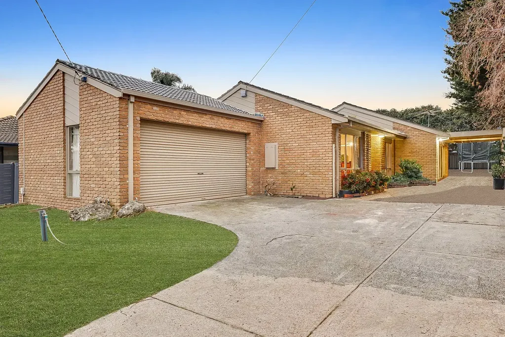 Carrum Downs 3房 简介：三卧室住宅，室内采光充足，生活区宽敞 The Brief: Three bedrooms with light filled interiors and spacious living zones