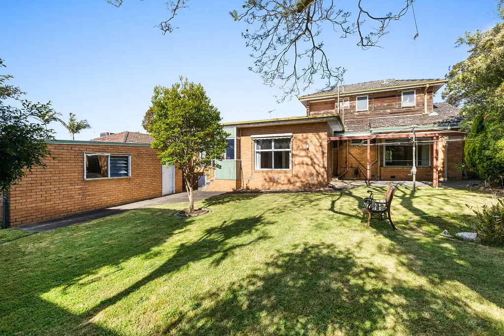 Moorabbin 4Kwarto 717sqm of Land with Outstanding Development Potential