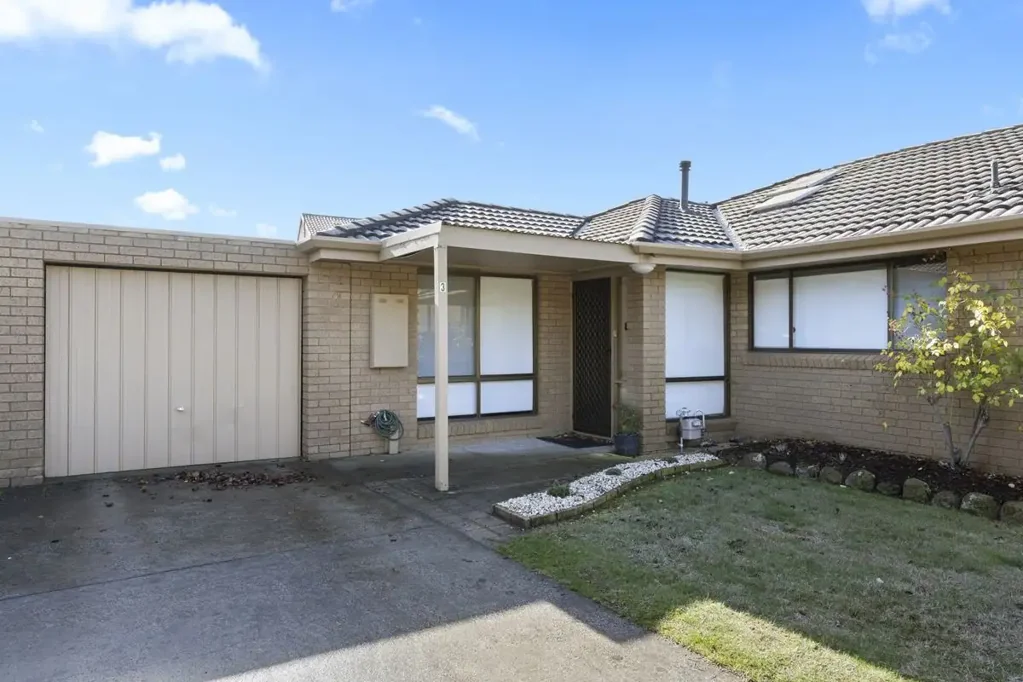 BRIGHT & COMFORTABLE 2 BEDROOM UNIT WITH PRIVATE YARD