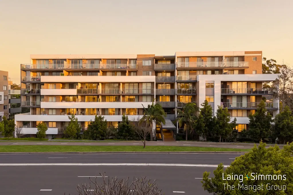 Baulkham Hills 1Phòng ngủ One Bedroom + Media | Expansive Balcony | Walk to Grove Square