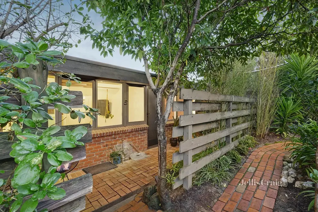 Montmorency 2Zimmer Alistair Knox-Designed Retreat with Lifestyle at Your Doorstep