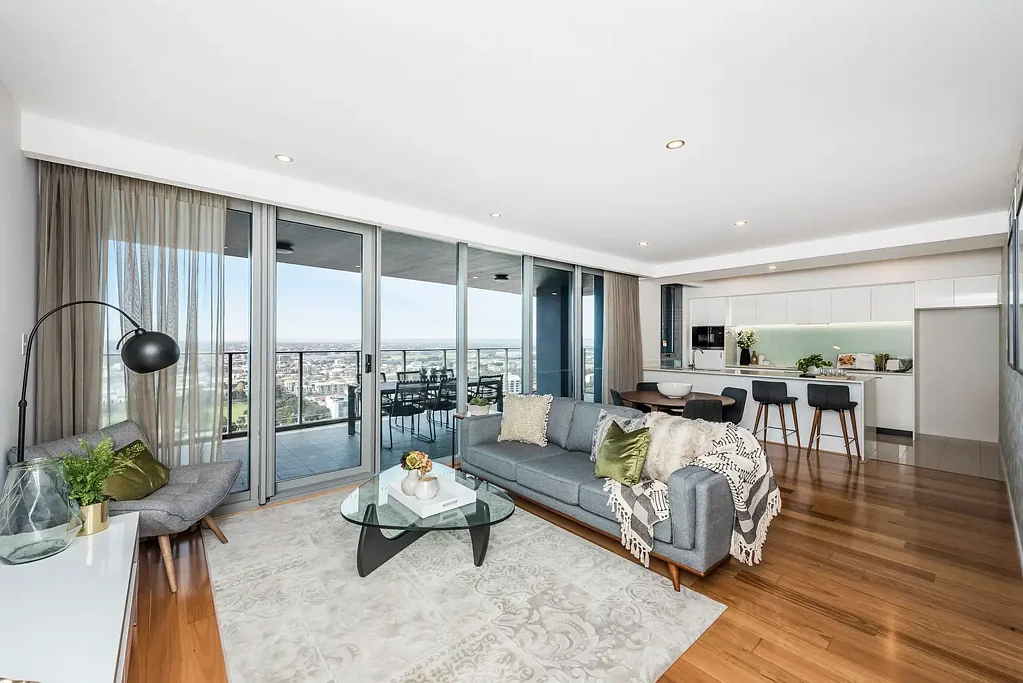 VIEWS VIEWS VIEWS FOREVER ON THE 31ST FLOOR!!!!!  @ $1080 per week