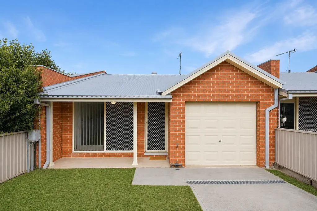 GREAT LOCATION!  AVAILABLE NOW!