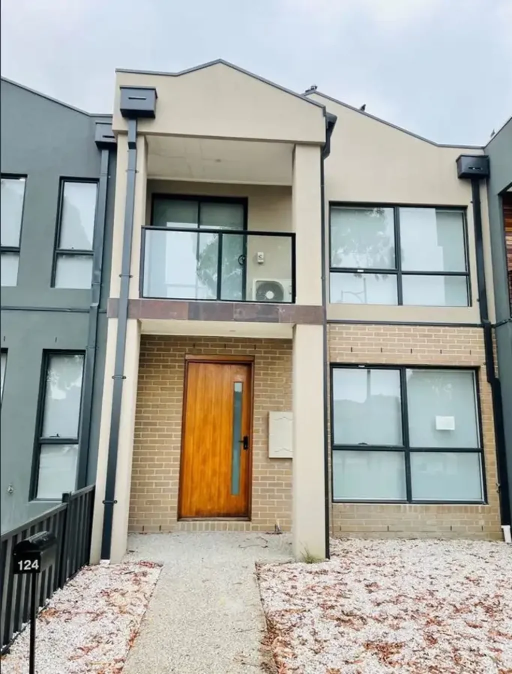 Spacious & Modern 3-Bedroom Townhouse In Prime Craigieburn Location