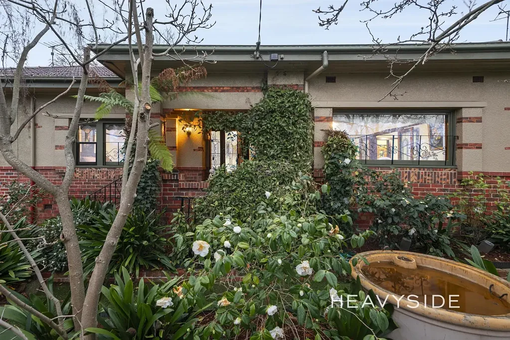 Mont Albert 4房 经典1938年Art Deco魅力 | 宽敞生活空间 | 迷人郁郁葱葱花园 Classic 1938 Art Deco Charm | Spacious Living | Alluring Lush Gardens