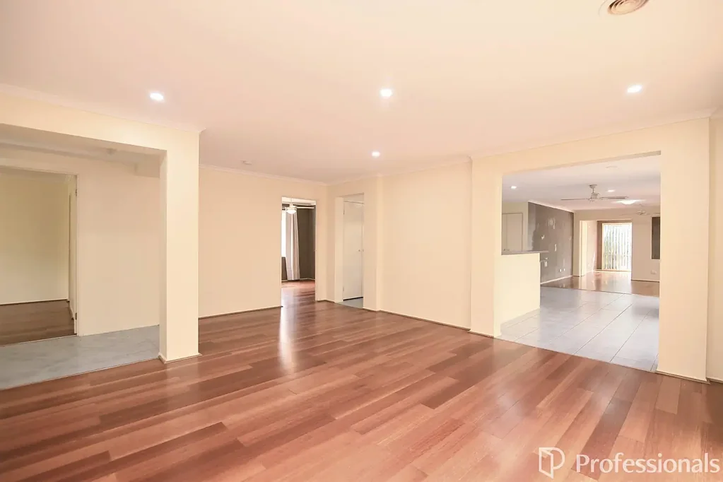 Big 4 bedroom plus study and 2 livings areas just 900m approximately from Casey Central/ Coles/ Kmart / Woolworths Casey Central