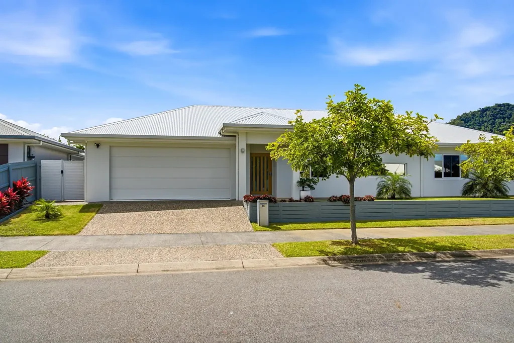 Trinity Beach 4 Bedroom Relaxed, Private and Perfectly Coastal