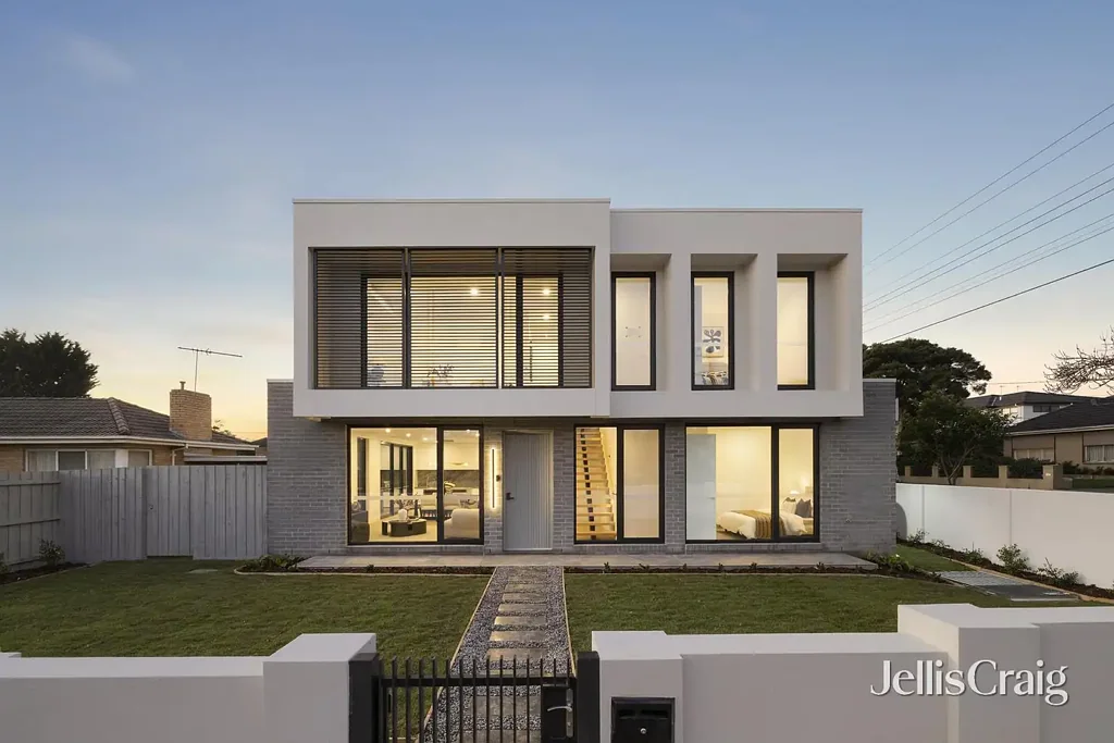 Bentleigh East 4房 Sky Architect设计 精致四卧三卫 欧洲橡木地板 Bosch高端电器 开放式起居区 双自动车库 步行名校商圈 Contemporary new elegance on its own title