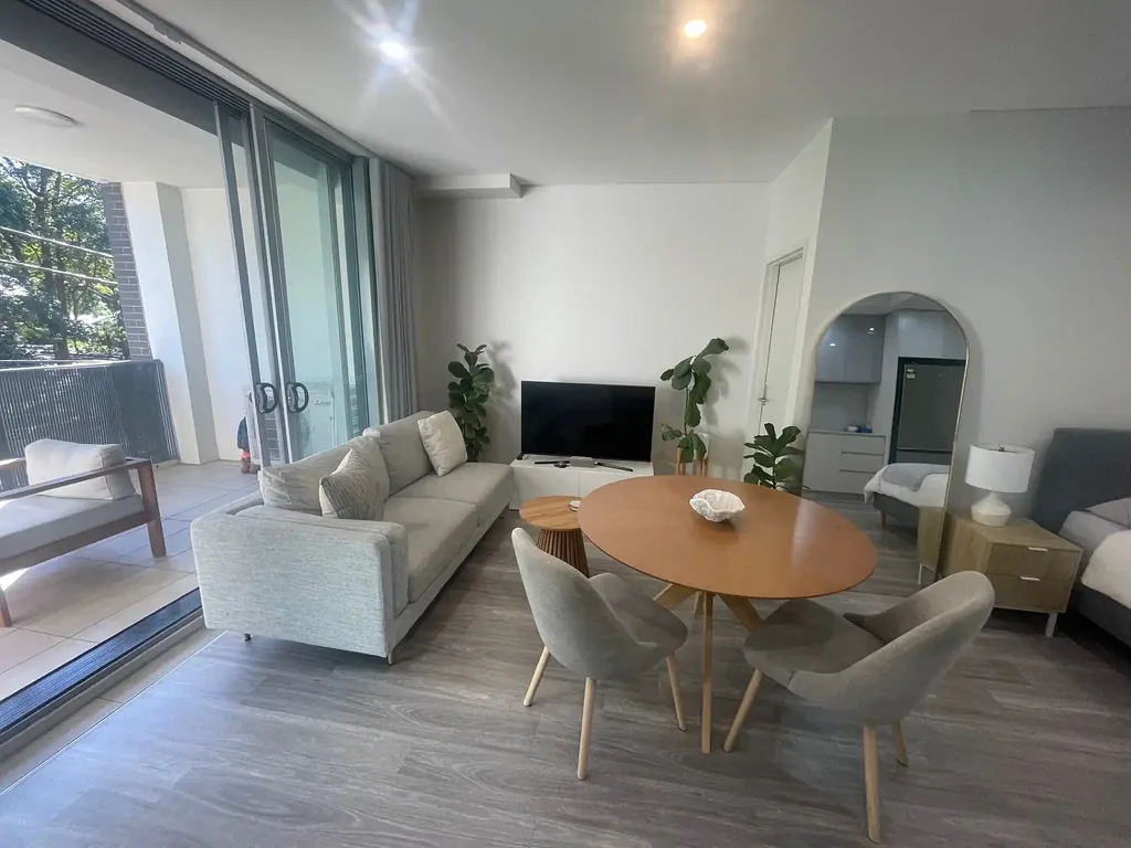 SPACIOUS, SUNNY MODERN STUDIO