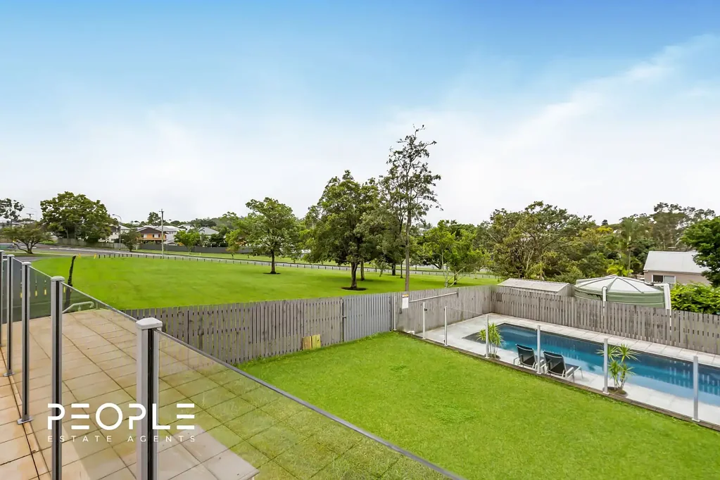 Camp Hill 4房 Camp Hill阔地1014m² 私密街后位置 1980年代砖房 游泳池 户外娱乐区 近公园设施 多车位选择 Private Family Oasis on 1,014m² with Potential City Views