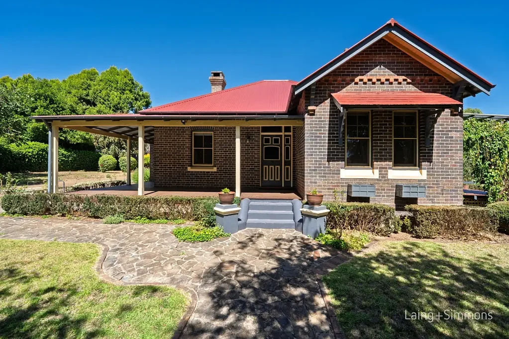 Armidale 6房  Offered for sale is the iconic Robertson House, a rare Braenbank blue brick residence of outstanding heritage significance.