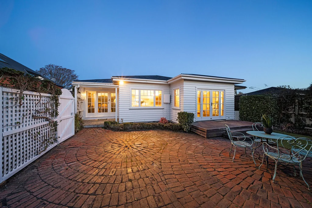 Strowan 3 Bedroom This one's got the wow factor, honey!
