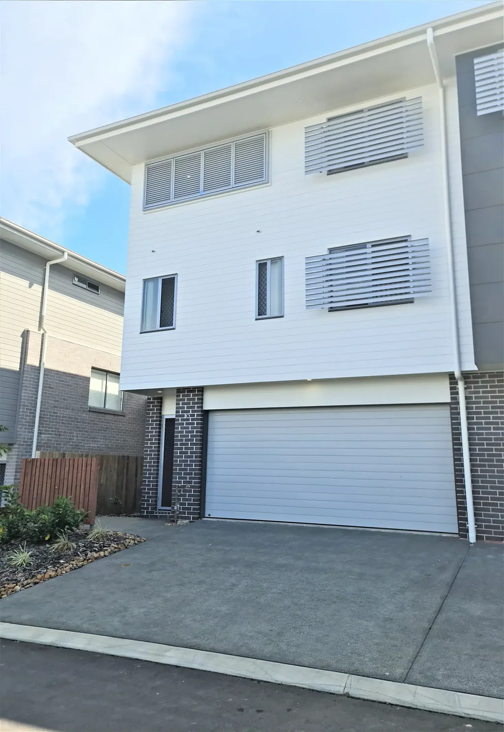 AVAILABLE 27/06/25-4 BEDROOM- 3 BATHROOM TOWNHOUSE FULLY DUCTED AIRCON