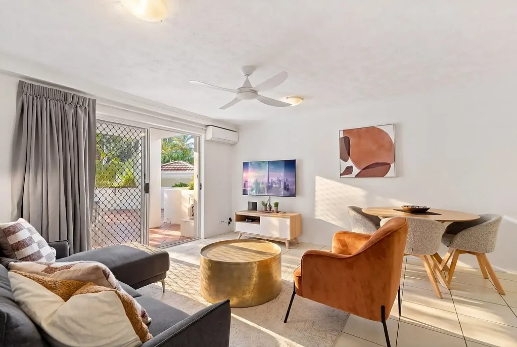 Burleigh Heads 1 Slaapkamer Spacious Beachside Living in the Heart of Koala Park