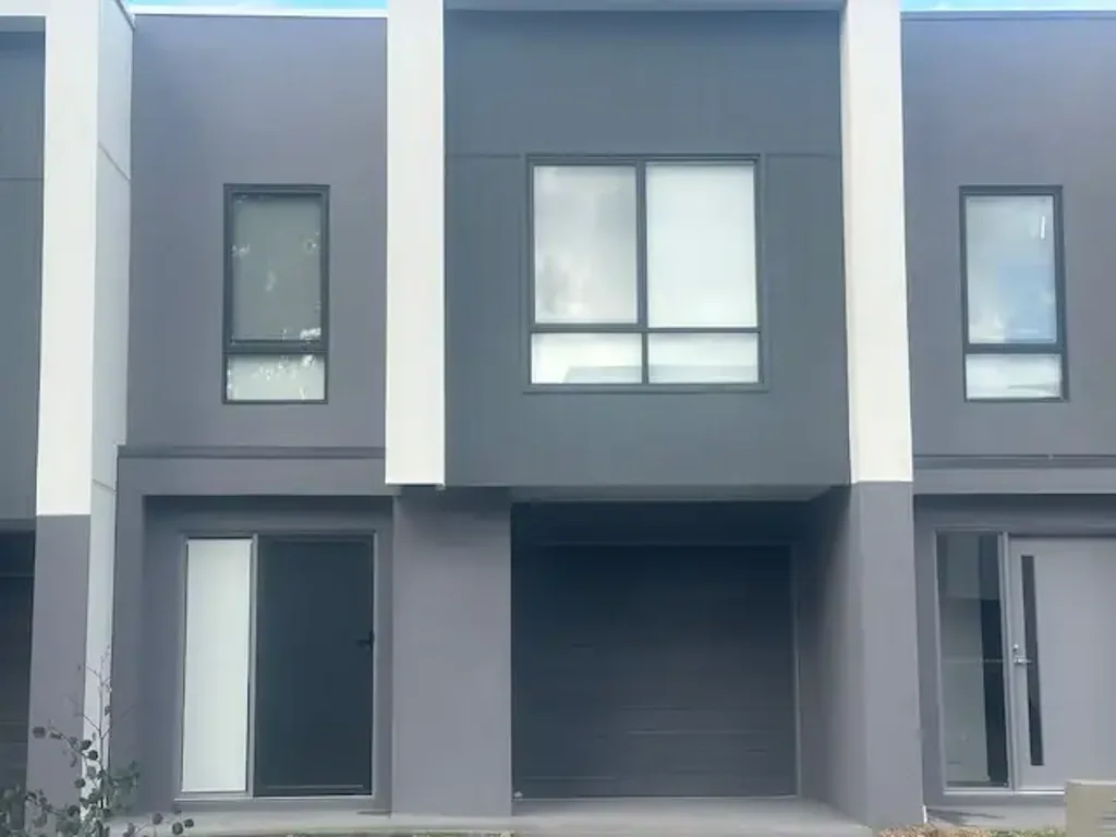 Stylish Townhouse Near Transport & Schools