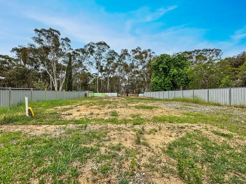 Maryborough SPACIOUS BLOCK WITH TOWN SERVICES & COUNTRY FEEL