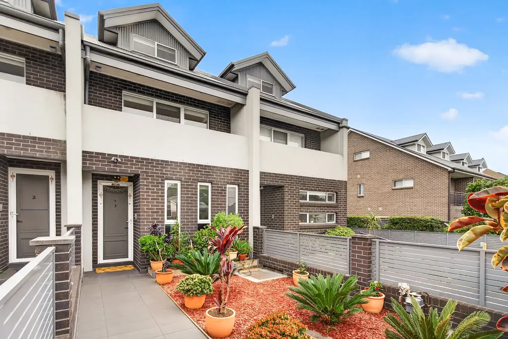 Wentworthville 4房 近新临街住宅，拥有居家般宽敞空间，步行至火车站仅需5分钟 SOLD BY TEAM NAYAK | #1 AGENT IN WENTWORTHVILLE FOR 9 CONSECUTIVE YEARS