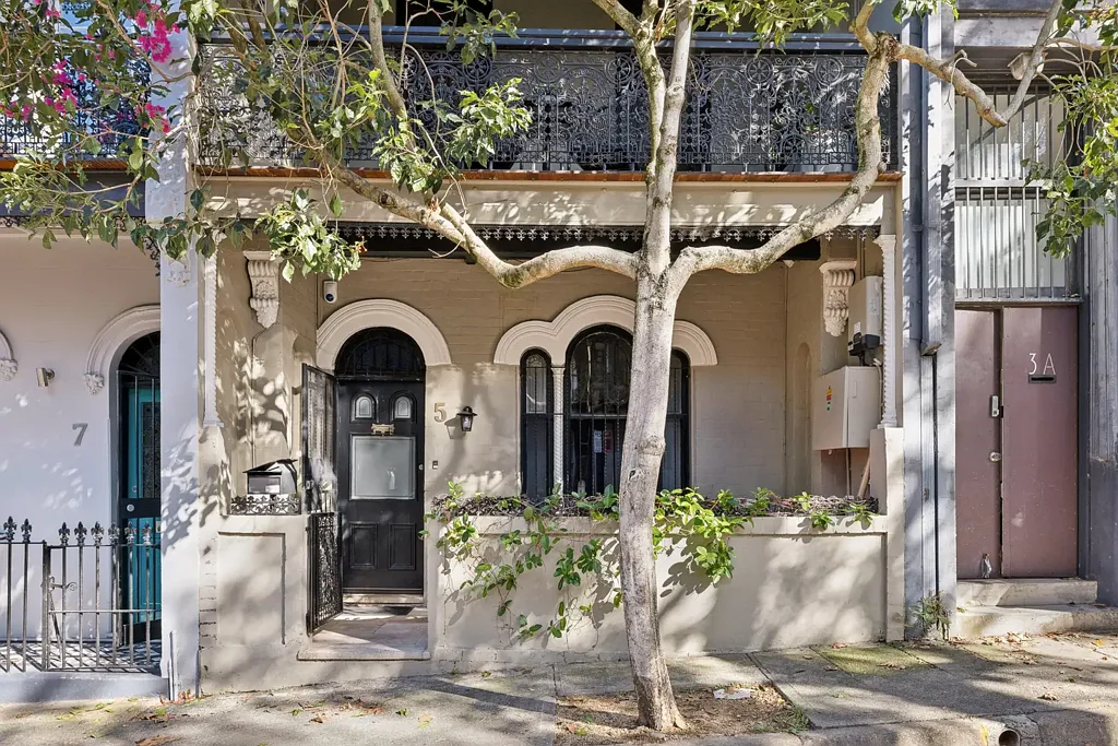 Surry Hills 3房 维多利亚式魅力 110平米空间 磨光地板 现代厨房 高墙庭院 村庄中心便利 Ornate terrace with high-walled courtyard / village setting
