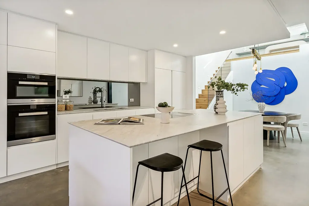 Annandale 3कमरा Designer terrace with a sleek industrial edge